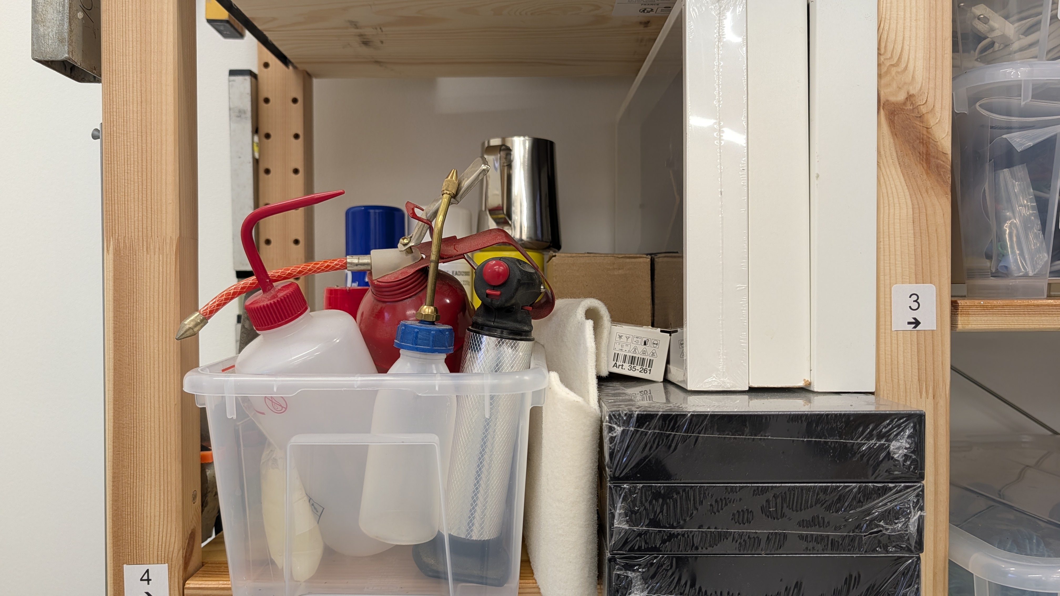 Oljekanna och vätskebehållare